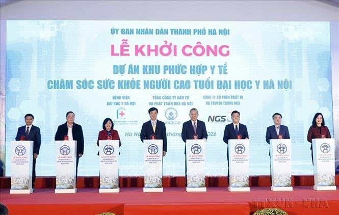 Tổng Bí thư Tô Lâm và các đại biểu thực hiện nghi thức khởi công Dự án phức hợp y tế chăm sóc sức khỏe người cao tuổi của Đại học Y Hà Nội (17/1/2026). Ảnh: Thống Nhất - TTXVN