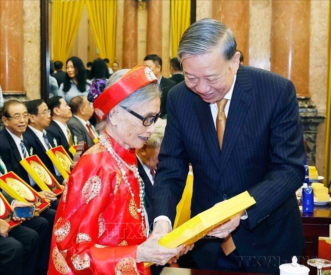 Nhân Kỷ niệm 85 năm Ngày truyền thống người cao tuổi Việt Nam (6/6/1941 - 6/6/2026), chiều 5/6/2026, tại Phủ Chủ tịch, Tổng Bí thư, Chủ tịch nước Tô Lâm gặp mặt 85 người cao tuổi tiêu biểu trong các phong trào thi đua yêu nước giai đoạn 2021 - 2026 trên toàn quốc. Ảnh: Thống Nhất - TTXVN