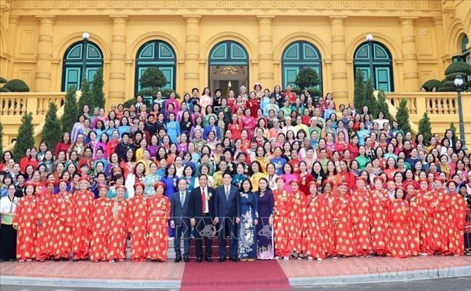 Chủ tịch nước Lương Cường gặp mặt đoàn đại biểu phụ nữ cao tuổi tiêu biểu đại diện cho hơn 9 triệu phụ nữ cao tuổi toàn quốc trong phong trào xây dựng gia đình văn hóa, ấm no, hạnh phúc do Trung ương Hội Người cao tuổi Việt Nam và Trung ương Hội LHPN Việt Nam tổ chức  (06/12/2024). Ảnh: Lâm Khánh - TTXVN