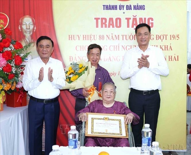 Đồng chí Trần Cẩm Tú, Uỷ viên Bộ Chính trị, Thường trực Ban Bí thư trao Huy hiệu 80 năm tuổi Đảng đến các đảng viên cao tuổi tại thành phố Đà Nẵng (19/5/2026). Ảnh: Phương Hoa - TTXVN