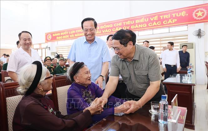 Thủ tướng Phạm Minh Chính thăm hỏi Mẹ Việt Nam Anh hùng tại Trung tâm Điều dưỡng thương binh Nho Quan, Ninh Bình, tháng 7/2023. Ảnh: Dương Giang - TTXVN