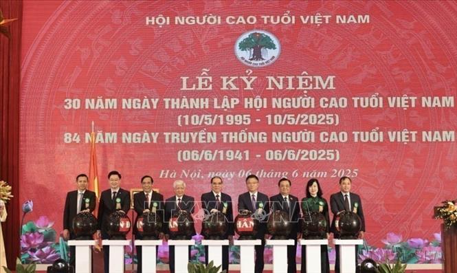 Các đại biểu thực hiện nghi thức ấn nút khởi động chương trình nhân đạo “Mắt sáng cho người cao tuổi tại Lễ kỷ niệm 30 năm Ngày thành lập (10/5/1995 - 10/5/2025), 84 năm Ngày truyền thống Người cao tuổi Việt Nam (6/6/1941 - 6/6/2025) và đón nhận Huân chương Lao dộng hạng Nhất lần thứ 2. Ảnh: Trần Việt - TTXVN