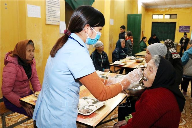 Chăm sóc người cao tuổi tại Trung tâm Nuôi dưỡng Bảo trợ xã hội Hải Dương. Ảnh: Anh Tuấn - TTXVN