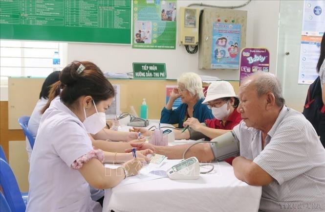 Người cao tuổi được khám sức khỏe miễn phí tại Trạm Y tế Phường 9, Quận 8, TP Hồ Chí Minh, tháng 8/2023. Ảnh: Đinh Hằng - TTXVN