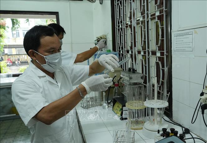 Nhân viên của Viện Khoa học Thủy sản Việt Nam (chi nhánh ở Khánh Hòa) làm nghiên cứu khoa học môi trường vùng nước nuôi thủy, hải sản. Ảnh: Phan Sáu - TTXVN