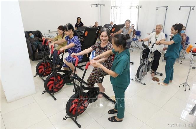 Hướng dẫn đối tượng là người cao tuổi tập phục hồi chức năng, nâng cao sức khỏe tại Trung tâm Công tác xã hội và Bảo trợ xã hội Yên Bái, tháng 10/2020. Ảnh: Anh Tuấn - TTXVN