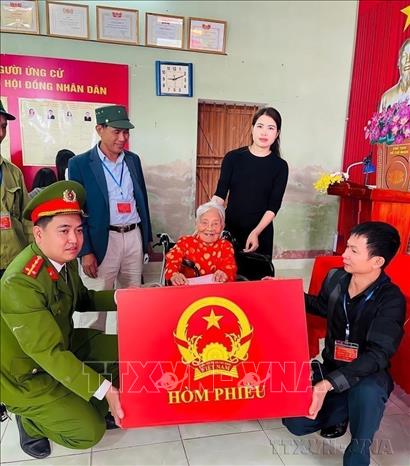 Cử tri Nguyễn Thị Hòa, sinh năm 1920 - 106 tuổi bỏ phiếu bầu cử Đại biểu Quốc hội khóa XVI và Đại biểu HĐND các cấp nhiệm kỳ 2026 - 2031 tại tổ bầu cử số 4, thôn Xuân Đài 2, xã An Trường, thành phố Hải Phòng (15/03/2026). Ảnh: TTXVN phát