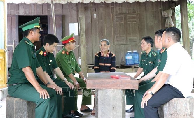 Nữ già làng Ksor H'Blăm (làng Krông, Gia Lai) luôn phối hợp chặt chẽ với chính quyền địa phương trong công tác vận động, tuyên truyền người dân xóa bỏ các hủ tục lạc hậu trong làng. Ảnh: Hồng Điệp - TTXVN