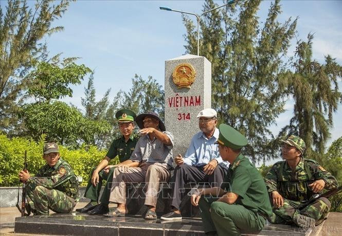 Chi hội Người cao tuổi ấp Xà Xía, xã Mỹ Đức, thị xã Hà Tiên trao đổi, chia sẻ với cán bộ, chiến sĩ Đồn biên phòng cửa khẩu quốc tế Hà Tiên trong việc giữ vững chủ quyền lãnh thổ biên giới, vùng biển quốc gia, tháng 9/2018. Ảnh : Hồng Đạt - TTXVN