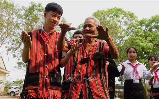 Nghệ nhân cao tuổi hướng dẫn, biểu diễn và truyền dạy lại các làn điệu dân ca, nhạc cụ truyền thống của đồng bào dân tộc thiểu số Pakô - Vân Kiều cho các học sinh Trường Tiểu học và THCS A Xing, huyện Hướng Hóa, tỉnh Quảng Trị (2023). Ảnh: Thanh Thủy - TTXVN
