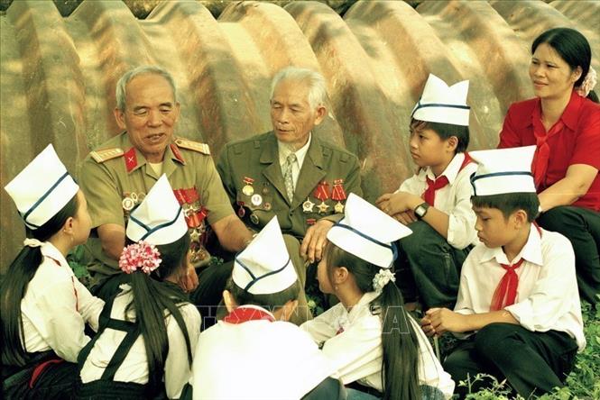 Đội viên trường THCS Mường Thanh (Điện Biên) nghe cựu đại tá Nông Văn Khâu, nguyên Phó Tư lệnh Quân khu II, Trưởng Ban Liên lạc chiến sĩ Điện Biên, Chủ tịch Hội Cựu chiến binh tỉnh Lai Châu kể chuyện về chiến dịch Điện Biên (2003). Ảnh: Thanh Hà - TTXVN