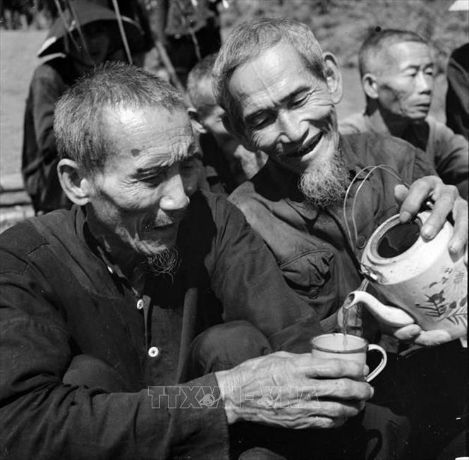 Phút nghỉ ngơi của các cụ cao niên hợp tác xã Xuân Tùng, Vĩnh Giang, Vĩnh Linh khi tham gia nhận bện dây neo phục vụ cho giao thông vận tải để con cháu đi làm nhiệm vụ sản xuát và chiến đấu, góp phần đánh thắng giặc Mỹ xâm lược (1965). Ảnh: TTXVN