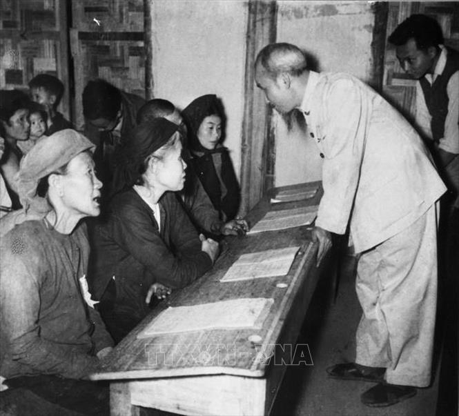 Bác Hồ đến thăm lớp học bổ túc văn hóa của phu nữ lao động khu phố Lương Yên, Hà Nội (27/3/1956). Ảnh: TTXVN