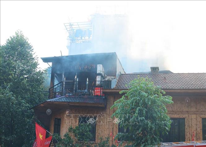 Đến gần 17h, khói vẫn bốc cao tại nhà hàng 