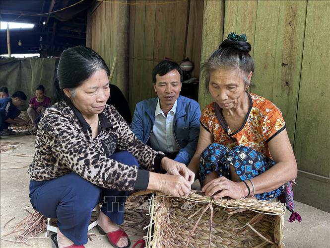 Người cao tuổi xã Yên Na, tỉnh Nghệ An, đan bèo tây tại nhà, vừa tạo thêm thu nhập vừa phát huy nghề truyền thống. Ảnh: Bích Huệ - TTXVN