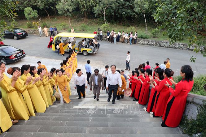 Đoàn đại biểu Đối thoại châu Á - Thái Bình Dương về Di sản và Tính xác thực dâng hương, dâng hoa tại Tháp Chuông, chùa Tam Chúc, tỉnh Ninh Bình. Ảnh: Đại Nghĩa - TTXVN