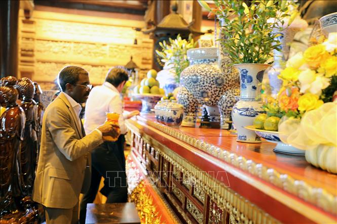 Đoàn Đại biểu Đối thoại Châu Á - Thái Bình Dương về Di sản và tính xác thực tham quan tại tỉnh Ninh Bình dâng hương, dân hoa tại Tam Thế -chùa Tam Chúc (Ninh Bình). Ảnh: Đại Nghĩa – TTXVN 
