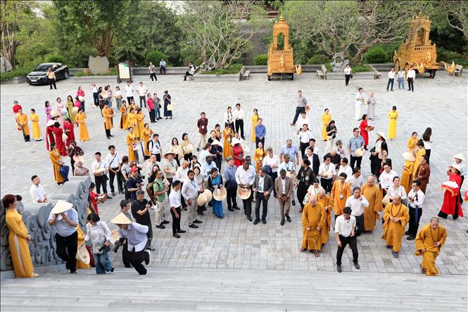 Đoàn Đại biểu Đối thoại Châu Á - Thái Bình Dương về Di sản và tính xác thực tham quan tại tỉnh Ninh Bình tham quan điện Tam Thế -chùa Tam Chúc (Ninh Bình). Ảnh: Đại Nghĩa – TTXVN 