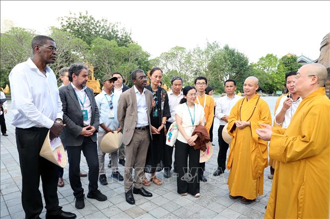 Đoàn Đại biểu Đối thoại Châu Á - Thái Bình Dương về Di sản và tính xác thực tham quan tại tỉnh Ninh Bình tham quan điện Tam Thế - chùa Tam Chúc (Ninh Bình). Ảnh: Đại Nghĩa – TTXVN 