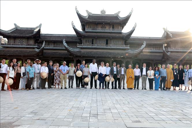 Đoàn Đại biểu Đối thoại Châu Á - Thái Bình Dương về Di sản và tính xác thực tham quan tại tỉnh Ninh Bình chụp ảnh lưu niệm tại Tam quan nội - chùa Tam Chúc (Ninh Bình). Ảnh: Đại Nghĩa – TTXVN 