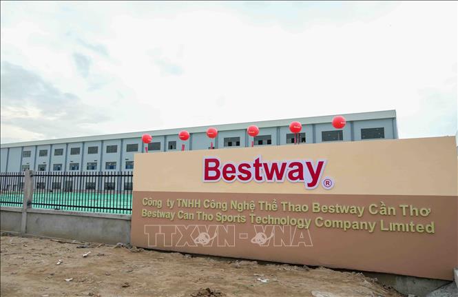 Nhà máy của Công ty TNHH Công nghệ Thể thao Bestway Cần Thơ là dự án đầu tiên đi vào hoạt động tại Khu công nghiệp VSIP Cần Thơ. Ảnh: Thanh Liêm - TTXVN