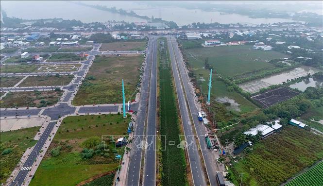 Tuyến đường nối từ Quốc lộ 80 vào Khu công nghiệp VSIP Cần Thơ. Ảnh: Thanh Liêm - TTXVN