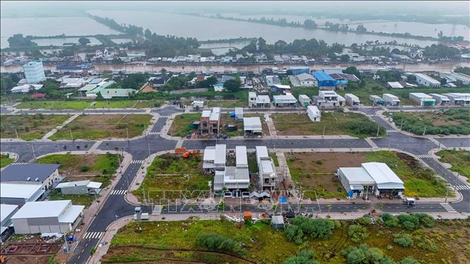 Khu tái định cư Vĩnh Thạnh tiếp giáp với khu công nghiệp VSIP Cần Thơ với vốn đầu tư gần 1.500 tỷ đồng để tái định cư cho các hộ dân bị ảnh hưởng dự án. Ảnh: Thanh Liêm - TTXVN