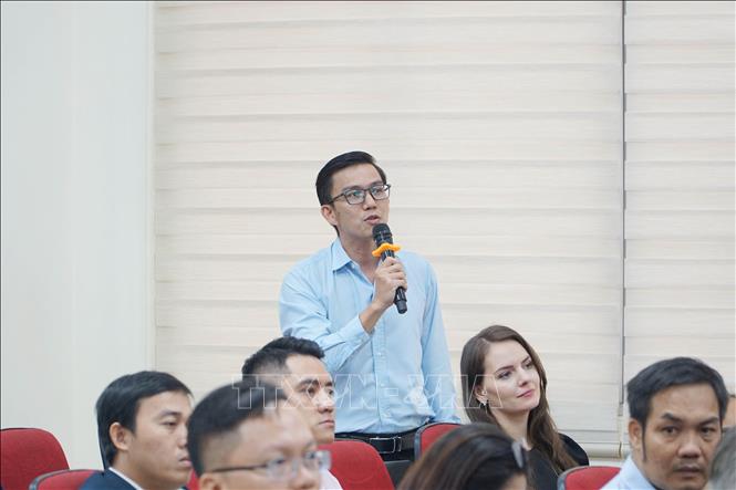 Doanh nghiệp trao đổi về về điều kiện, hồ sơ, kinh phí, nghiệm thu nhiệm vụ công nghệ. Ảnh: Thu Hoài - TTXVN