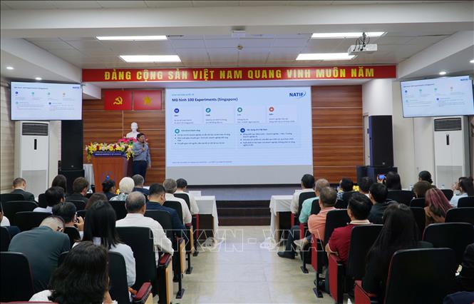 Đại diện Quỹ Đổi mới công nghệ quốc gia giới thiệu kế hoạch tài trợ nhiệm vụ đổi mới công nghệ. Ảnh: Thu Hoài - TTXVN