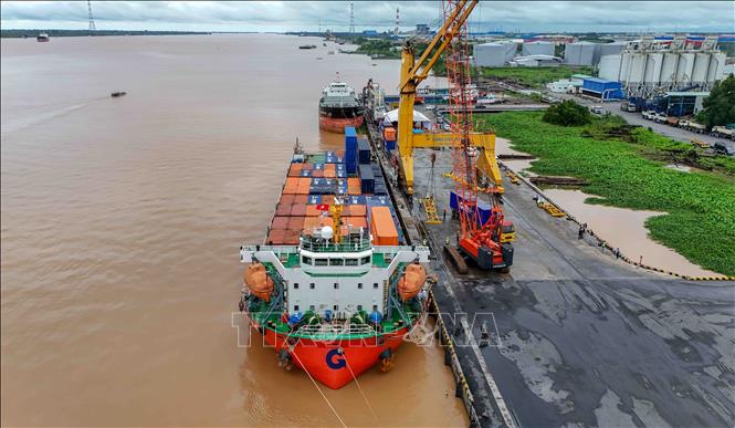 Tàu Nan Ning Bo Run (Trung Quốc) neo đậu tại cảng Cái Cui, chuẩn bị bốc dỡ container hàng hóa trong chuyến vận tải kết nối Cần Thơ - Nam Ninh ngày 24/9/2026. Ảnh: Thanh Liêm - TTXVN