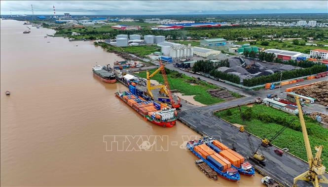 Cảng Cái Cui là đầu mối giao thương quan trọng, góp phần kết nối hoạt động xuất nhập khẩu của thành phố Cần Thơ và vùng Đồng bằng sông Cửu Long với các thị trường trong nước, quốc tế. Ảnh: Thanh Liêm - TTXVN