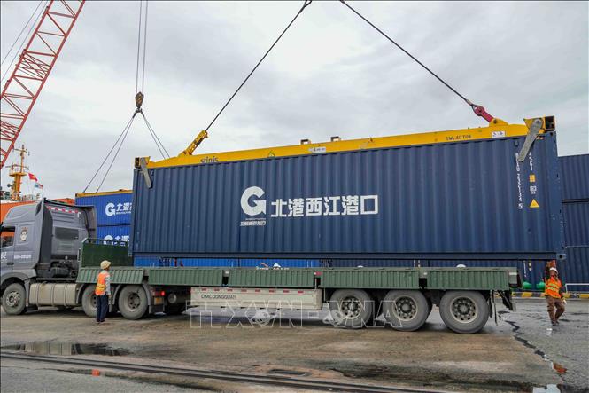 Container hàng hóa nhập khẩu được bốc dỡ từ tàu xuống bến cảng Cái Cui. Ảnh: Thanh Liêm - TTXVN