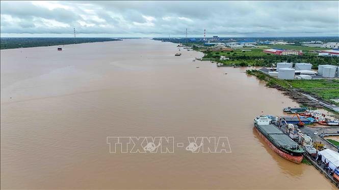 Sông Hậu là cửa ngõ đưa hàng hóa của Đồng bằng sông Cửu Long xuất khẩu ra quốc tế. Ảnh: Thanh Liêm - TTXVN