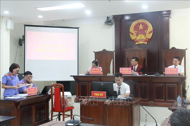Đại diện Viện Kiểm sát nhân dân khu vực 7 - Hà Nội phát biểu quan điểm khởi kiện. Ảnh: Kim Anh - TTXVN