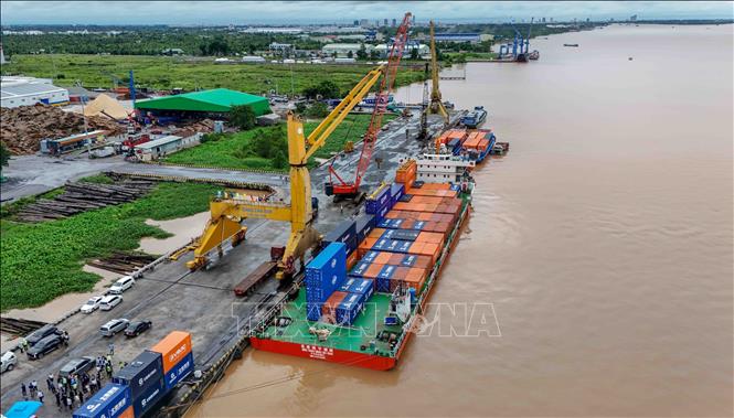 Toàn cảnh Cảng Cái Cui nhìn từ trên cao, với hệ thống cầu cảng, bến bãi và hoạt động vận tải hàng hóa trên sông Hậu. Ảnh: Thanh Liêm - TTXVN