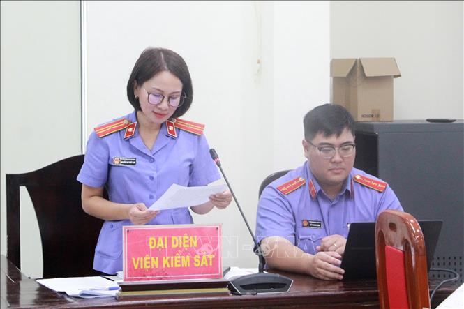 Đại diện Viện Kiểm sát nhân dân khu vực 7 - Hà Nội trình bày tại phiên tòa. Ảnh: Kim Anh - TTXVN