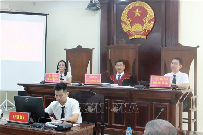 Hội đồng xét xử điều hành phiên tòa. Ảnh: Kim Anh - TTXVN