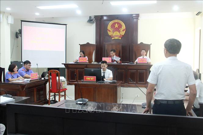 Bị đơn trình bày tại phiên tòa. Ảnh: Kim Anh - TTXVN