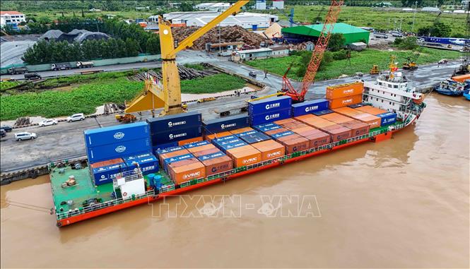 Tàu Nan Ning Bo Run (Trung Quốc) neo đậu tại cảng Cái Cui, chuẩn bị bốc dỡ container hàng hóa trong chuyến vận tải kết nối Cần Thơ - Nam Ninh vừa khai trương cuối tháng 9/2026. Ảnh: Thanh Liêm - TTXVN