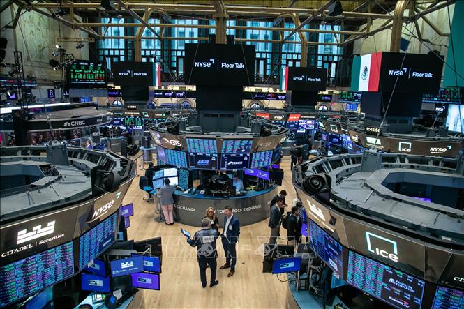 Trên thị trường chứng khoán, tại New York (Mỹ), chỉ số công nghệ Nasdaq Composite tăng nhẹ 0,2% lên 26.861,06 điểm. Ngược lại, chỉ số công nghiệp Dow Jones giảm 0,9% xuống 50.906,05 điểm và chỉ số S&P 500 giảm 0,3% xuống 7.751,54 điểm. Ảnh: THX/TTXVN phát