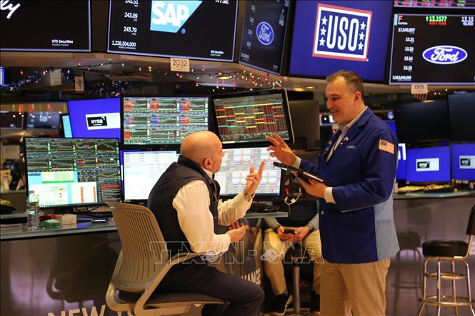 Trên thị trường chứng khoán, tại New York (Mỹ), chỉ số công nghệ Nasdaq Composite tăng nhẹ 0,2% lên 26.861,06 điểm. Ngược lại, chỉ số công nghiệp Dow Jones giảm 0,9% xuống 50.906,05 điểm và chỉ số S&P 500 giảm 0,3% xuống 7.751,54 điểm. Ảnh: THX/TTXVN phát
