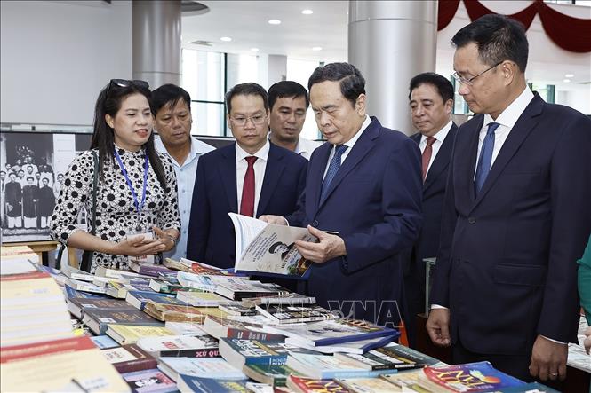 Chủ tịch Quốc hội Trần Thanh Mẫn và đại biểu xem trưng bày sách về cụ Huỳnh Thúc Kháng tại Lễ kỷ niệm. Ảnh: Doãn Tấn - TTXVN