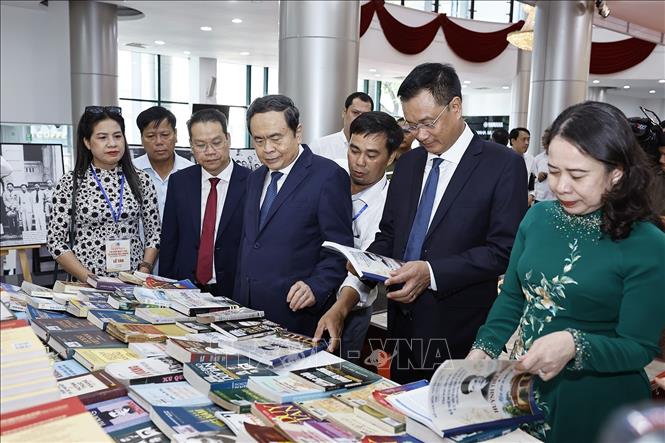 Chủ tịch Quốc hội Trần Thanh Mẫn, Phó Chủ tịch nước Võ Thị Ánh Xuân và đại biểu xem trưng bày sách về cụ Huỳnh Thúc Kháng tại Lễ kỷ niệm. Ảnh: Doãn Tấn - TTXVN