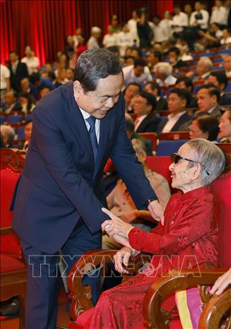 Chủ tịch Quốc hội Trần Thanh Mẫn với Bà mẹ Việt Nam Anh hùng dự Lễ kỷ niệm. Ảnh: Doãn Tấn - TTXVN