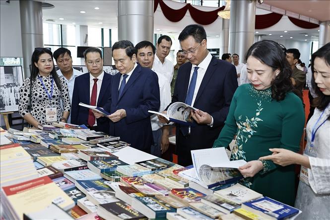 Chủ tịch Quốc hội Trần Thanh Mẫn và đại biểu xem trưng bày sách về cụ Huỳnh Thúc Kháng tại Lễ kỷ niệm. Ảnh: Doãn Tấn - TTXVN