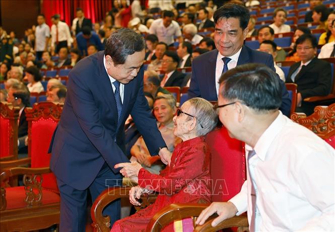 Chủ tịch Quốc hội Trần Thanh Mẫn với Bà mẹ Việt Nam Anh hùng dự Lễ kỷ niệm. Ảnh: Doãn Tấn - TTXVN