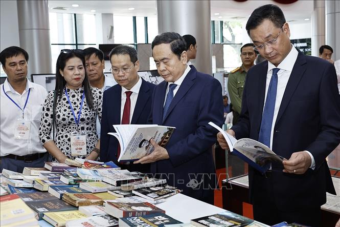 Chủ tịch Quốc hội Trần Thanh Mẫn và đại biểu xem trưng bày sách về cụ Huỳnh Thúc Kháng tại Lễ kỷ niệm. Ảnh: Doãn Tấn - TTXVN