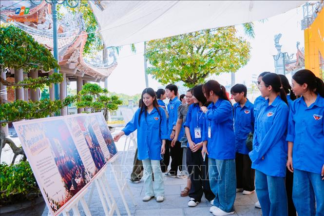 Các đoàn viên thanh niên tỉnh Ninh Bình tham quan dự án “Lam Hạ - Những bông hoa bất tử” tại Khu tưởng niệm Mười nữ dân quân pháo phòng không Lam Hạ. Ảnh: Đại Nghĩa - TTXVN