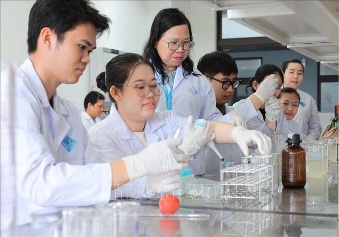 Đại học Cần Thơ đẩy mạnh phong trào nghiên cứu khoa học, đổi mới sáng tạo và chuyển giao các kết quả nghiên cứu vào thực tiễn, góp phần giải quyết những vấn đề đặt ra trong phát triển kinh tế - xã hội của vùng. Ảnh: Hoàng Hiếu - TTXVN