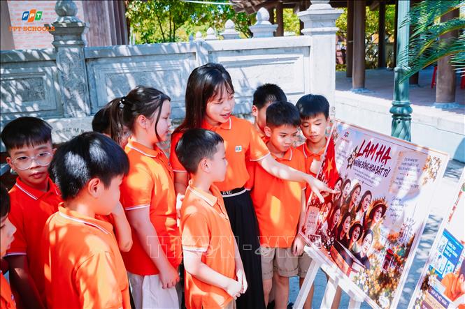 Tiết học ngoại khóa của học sinh FPT School Hà Nam tỉnh Ninh Bình tại Khu tưởng niệm Mười nữ dân quân pháo phòng không Lam Hạ. Ảnh: Đại Nghĩa - TTXVN